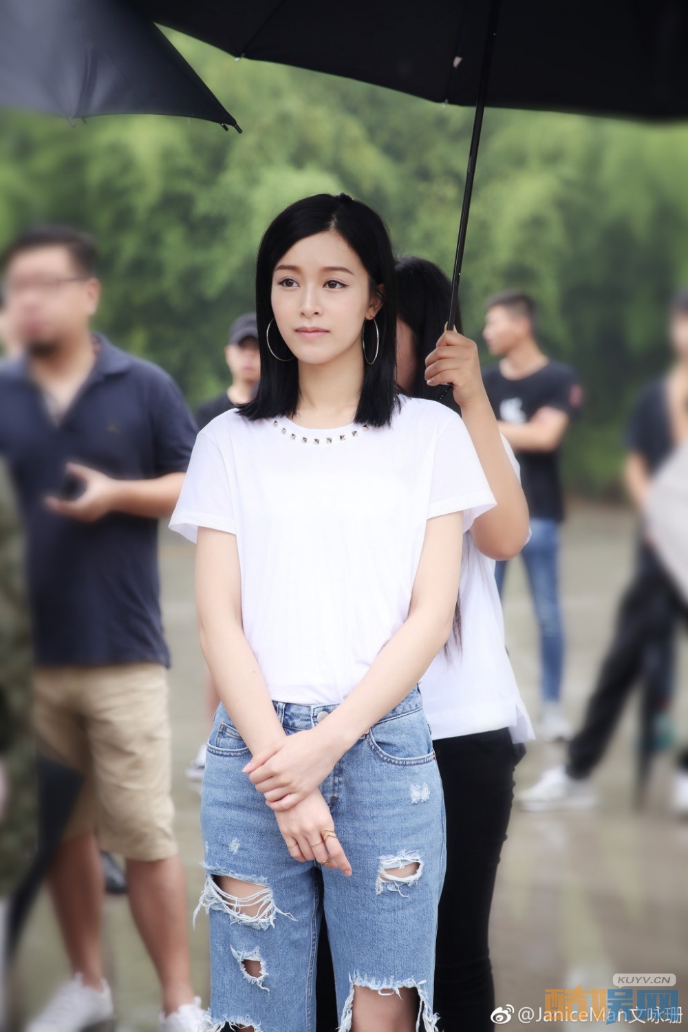 文咏珊片场照写真