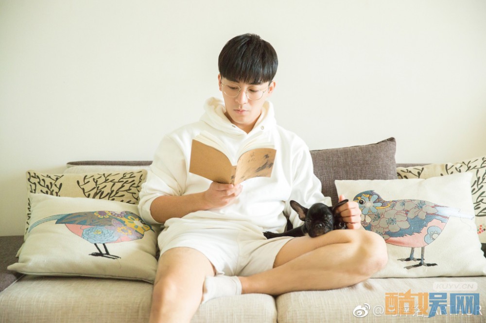 马梓铭白衣少年写真