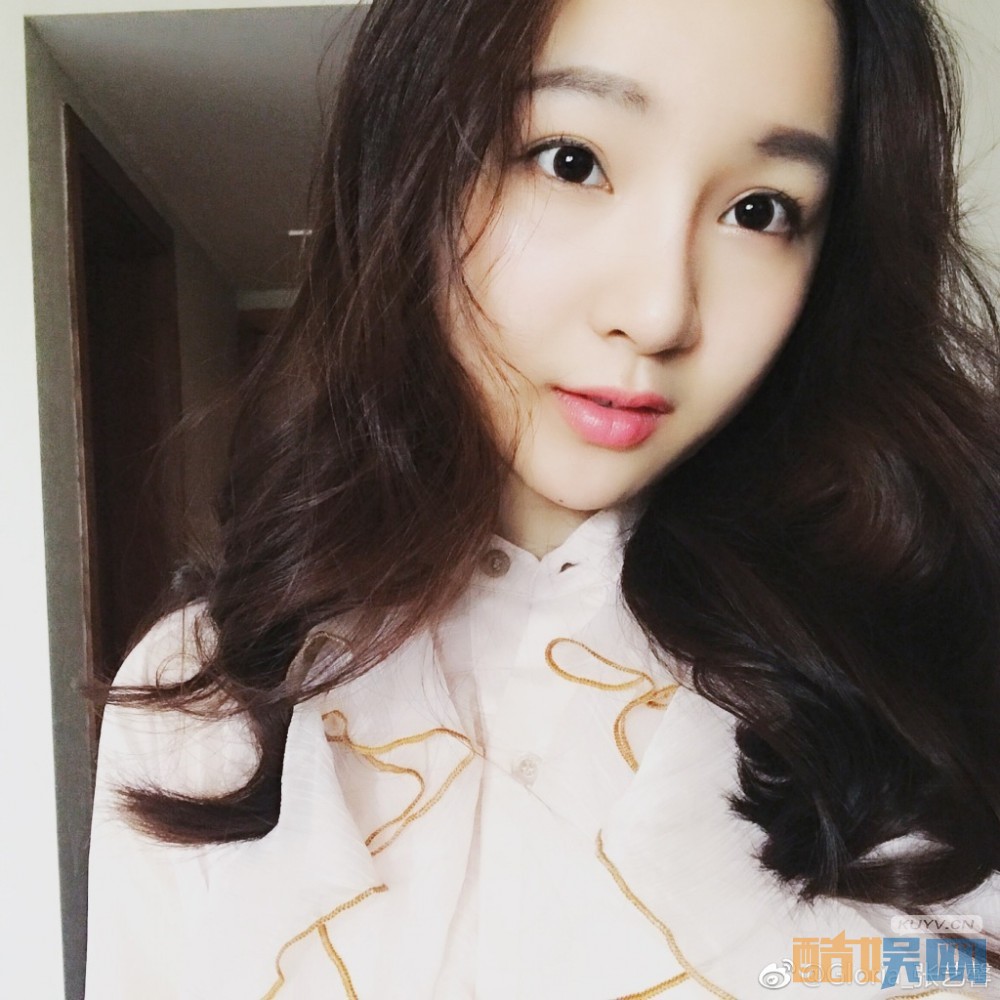 张艺馨生活照写真