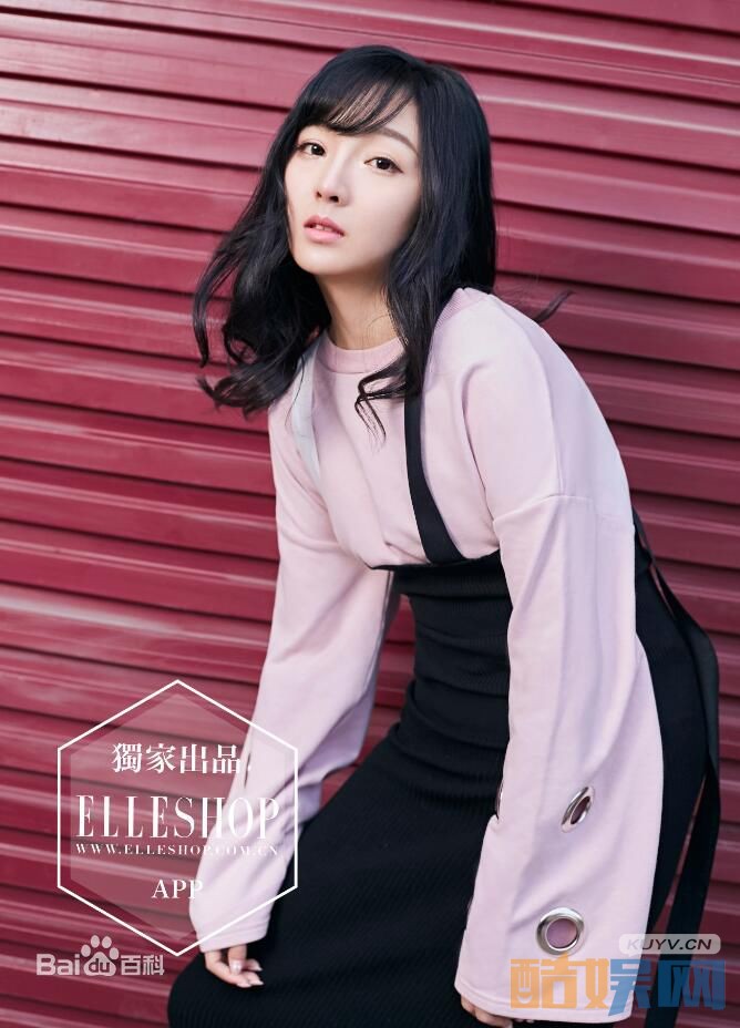 张艺馨街拍写真