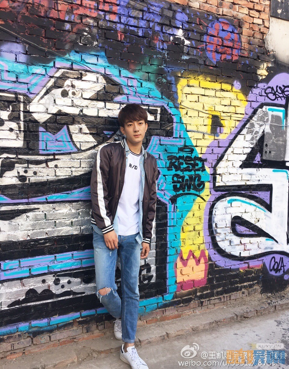 王凯熠街拍写真