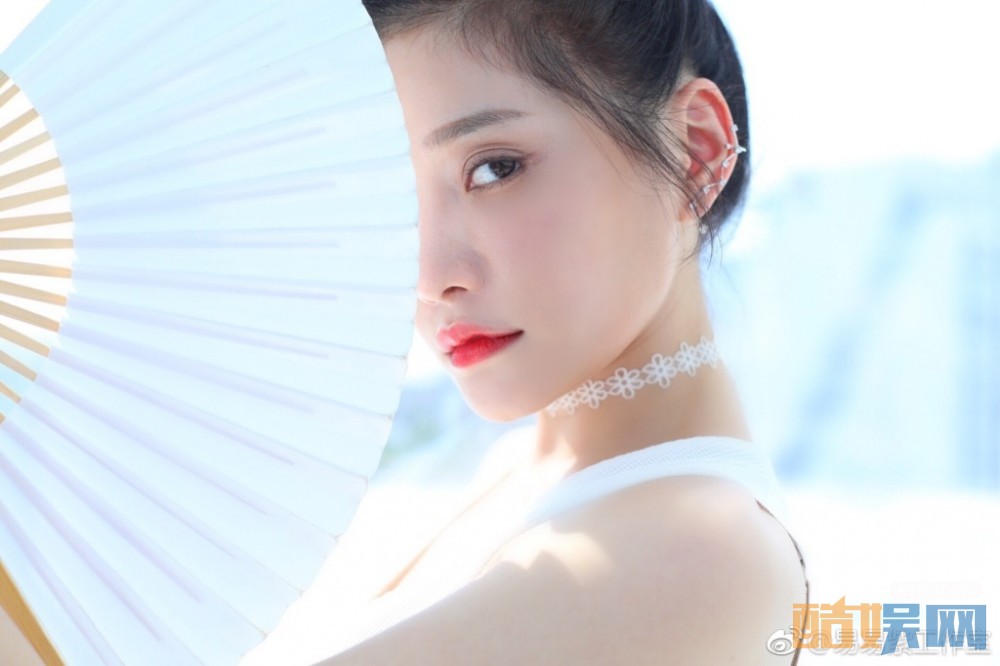 易易紫俏丽写真