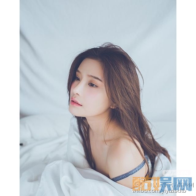 易易紫清纯写真