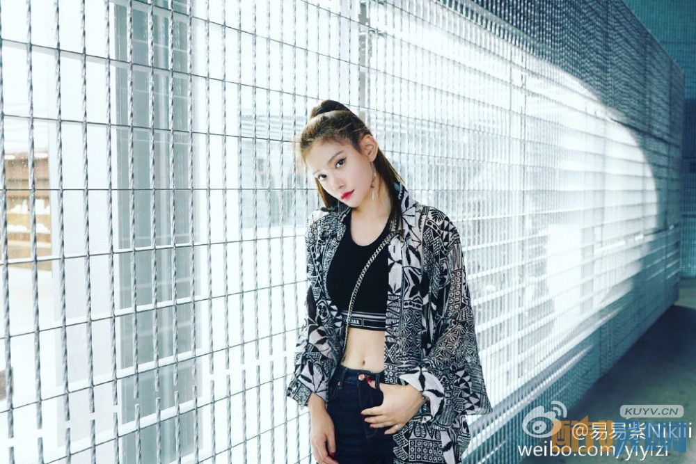 易易紫街拍写真