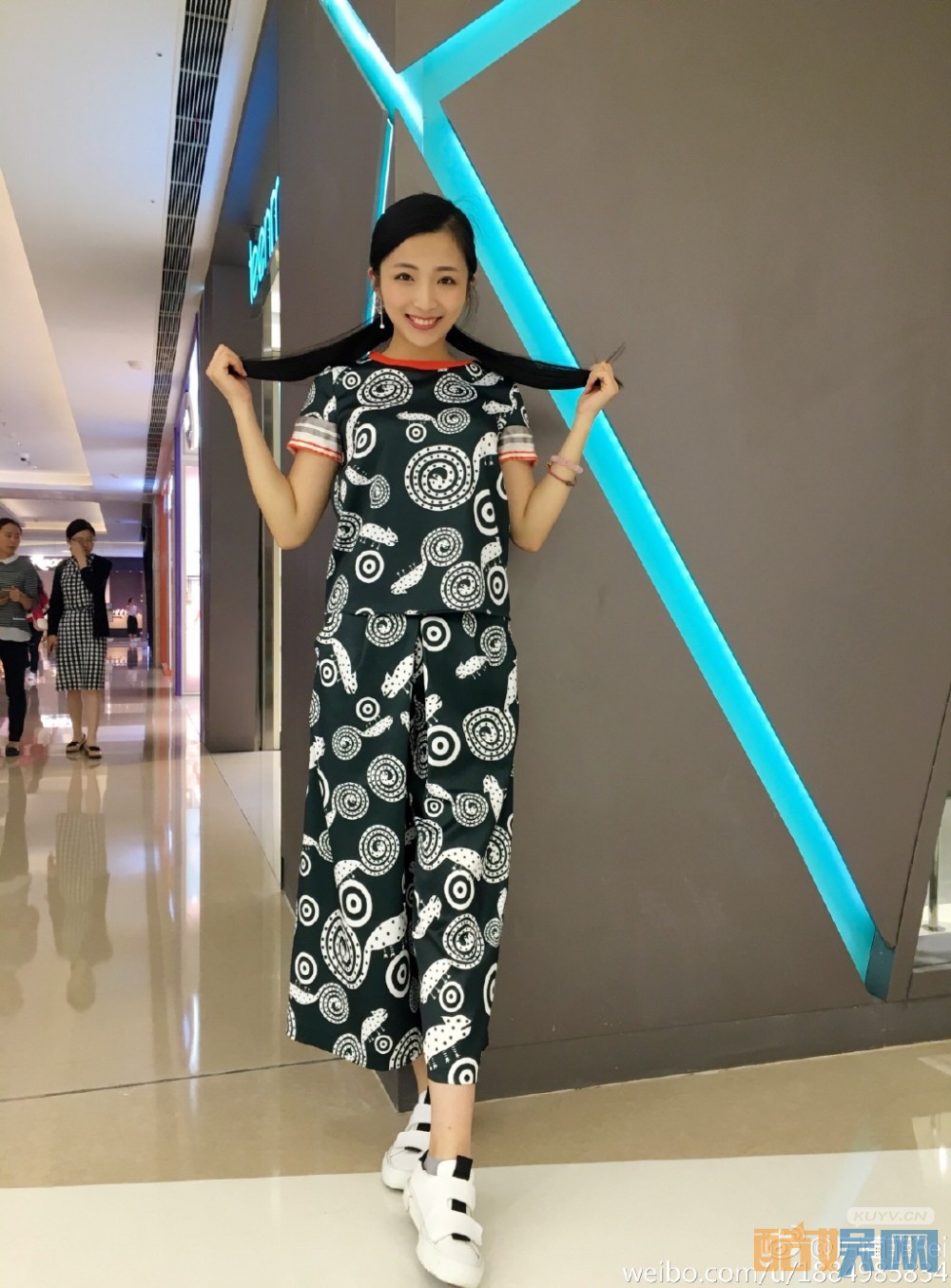 厉蔺菲可爱写真