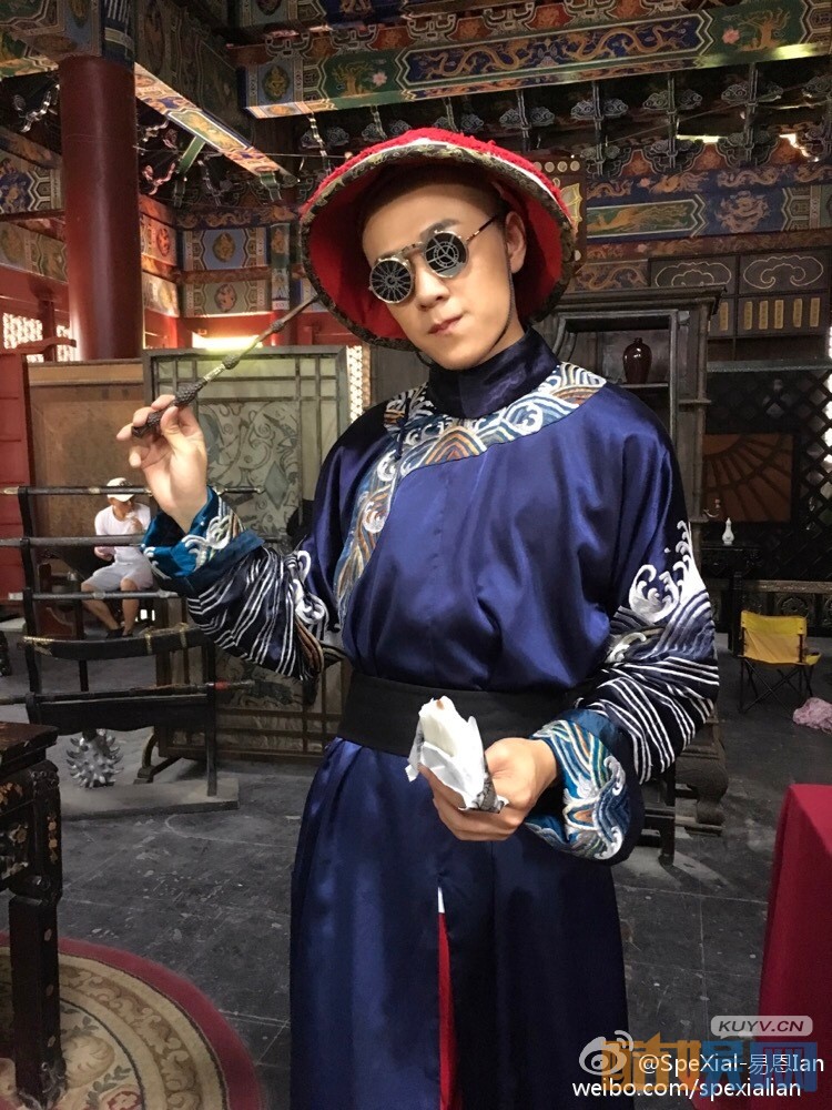 易柏辰微博配图写真