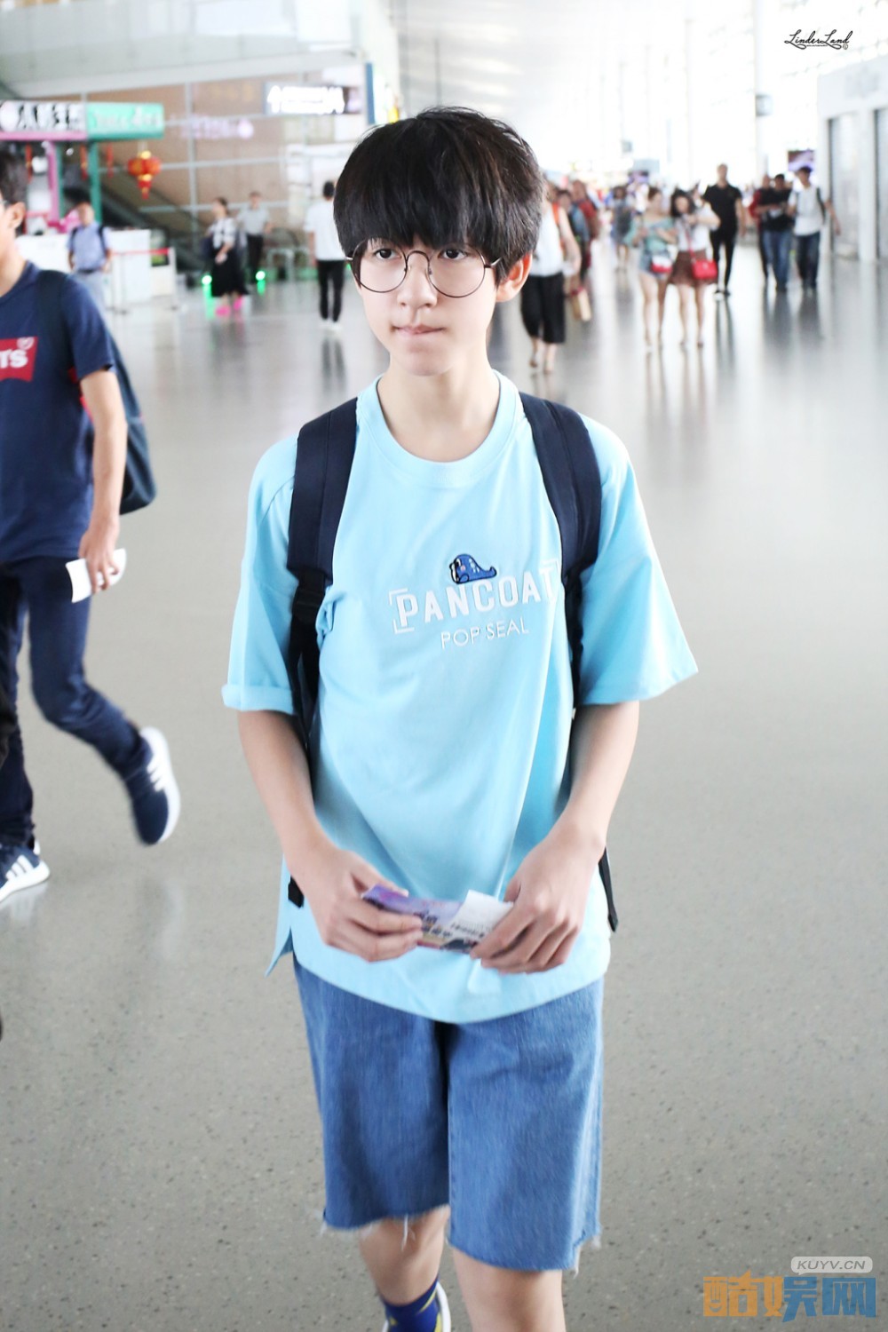 贺峻霖机场照写真
