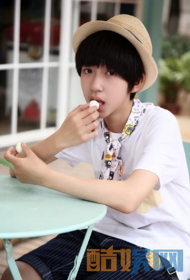 贺峻霖白衣少年写真