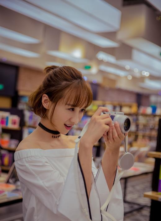 那些年我们正年轻向晴是谁演的？向晴扮演者练束梅个人资料、写真及生活照欣赏