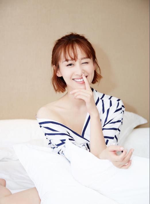 那些年我们正年轻向晴是谁演的？向晴扮演者练束梅个人资料、写真及生活照欣赏