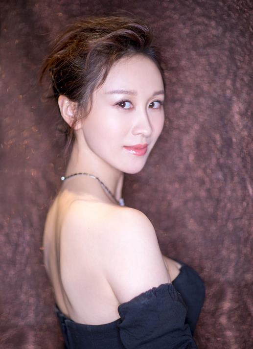 那些年我们正年轻向晴是谁演的？向晴扮演者练束梅个人资料、写真及生活照欣赏