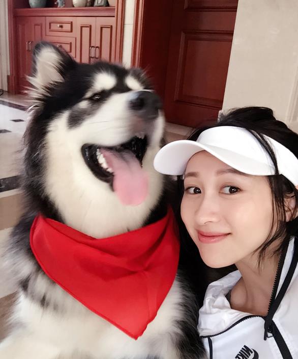 那些年我们正年轻向晴是谁演的？向晴扮演者练束梅个人资料、写真及生活照欣赏