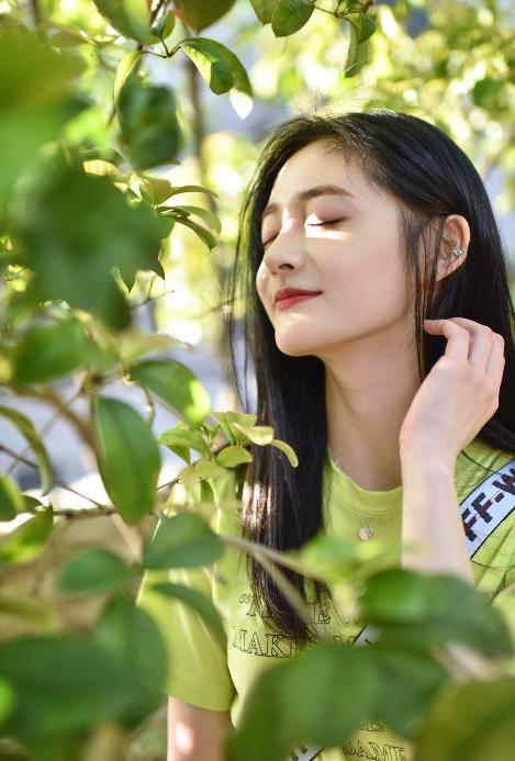 周洁琼街拍大片