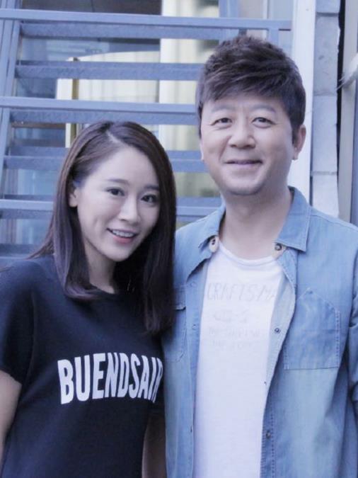 与人合照