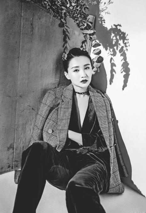 武笑羽黑白写真