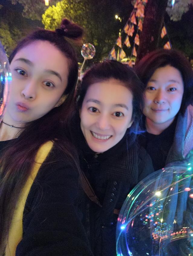 与人合照