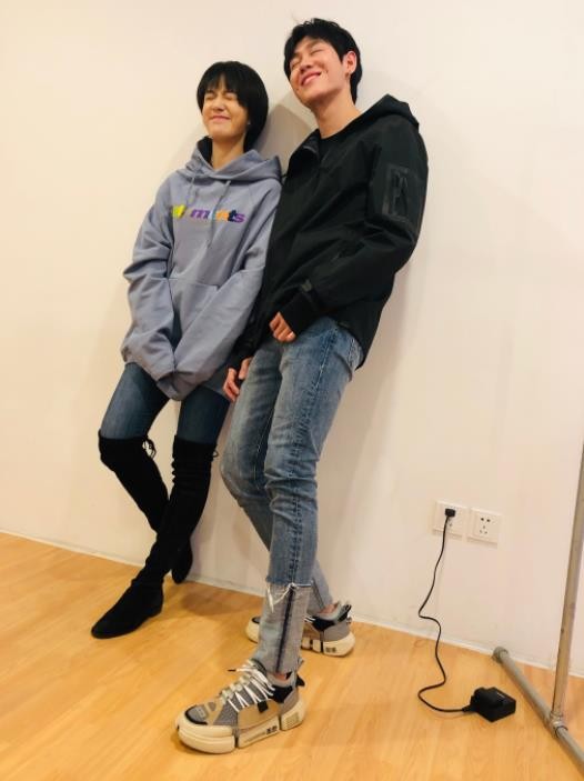 陈泇文与他人合照