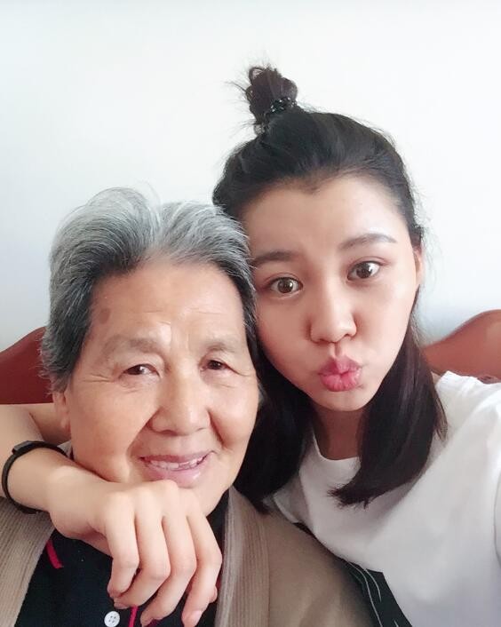 阿丽亚家人合照
