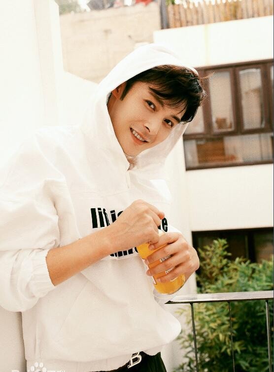 陈孟奇随性街拍照