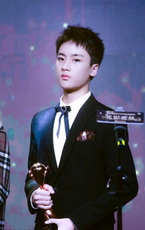 边程出席活动照