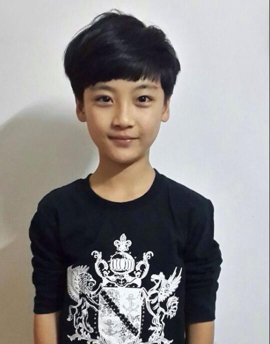 边程童年青涩照