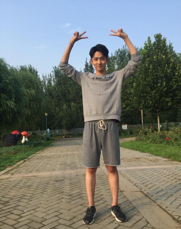 张耀户外搞怪照