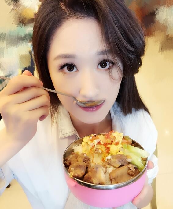张雯生活照
