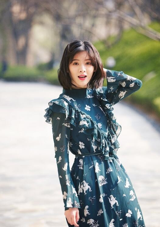 董妮娜街拍大片