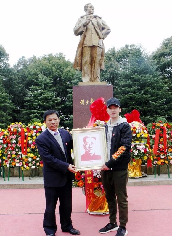 共产党人刘少奇片场照