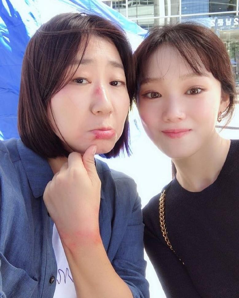 李圣经与人合照