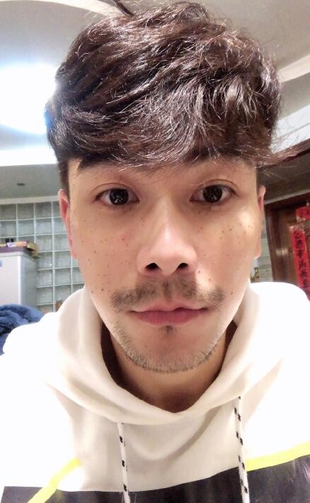 戴向宇生活照