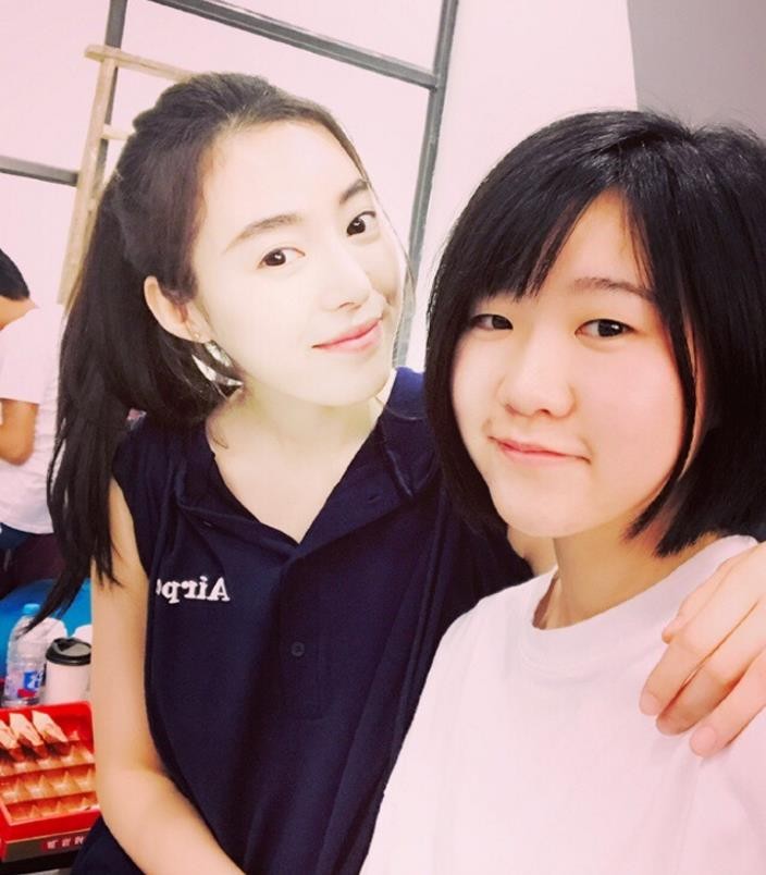 与人合照