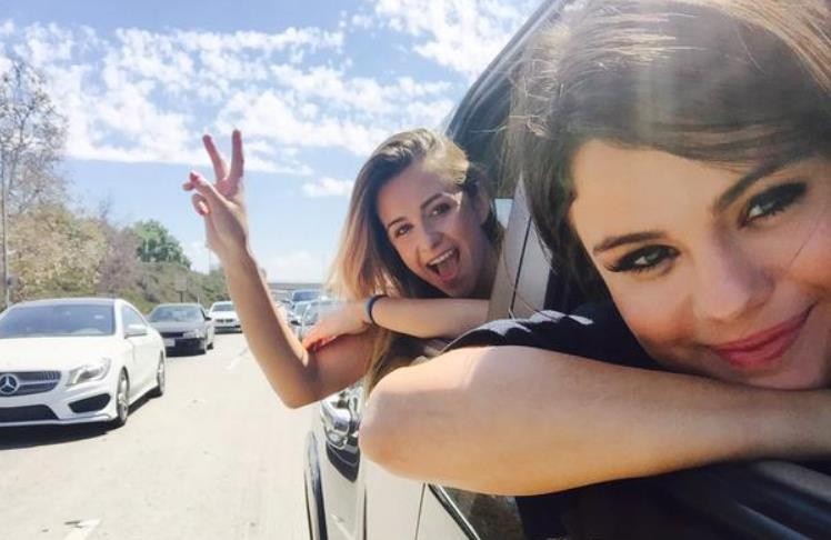 赛琳娜戈麦斯个人资料简介 赛琳娜戈麦斯与人合照