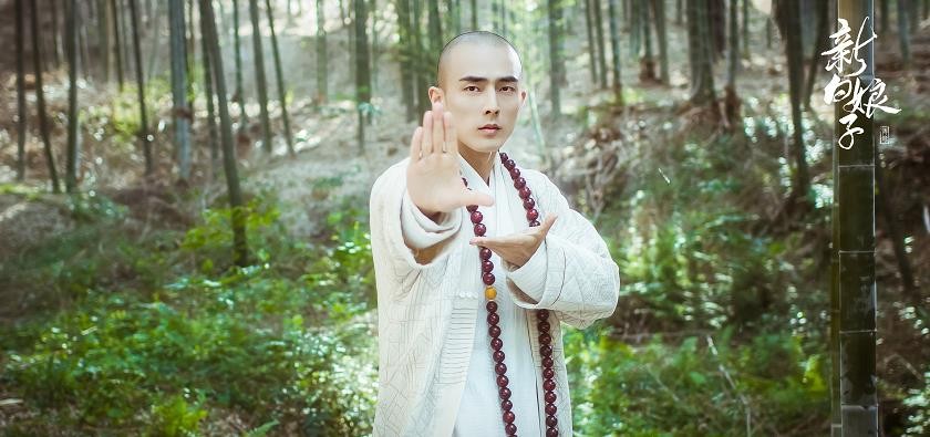 新白娘子传奇小青和东海龙王是什么关系？为什么小青现形时头上有角？