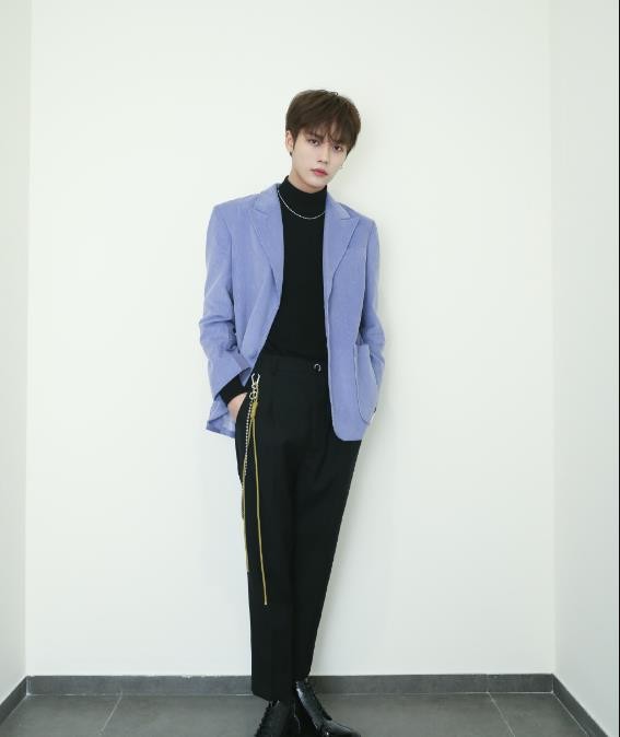 林彦俊西装绅士写真