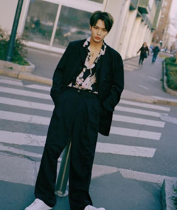 林彦俊忧郁写真