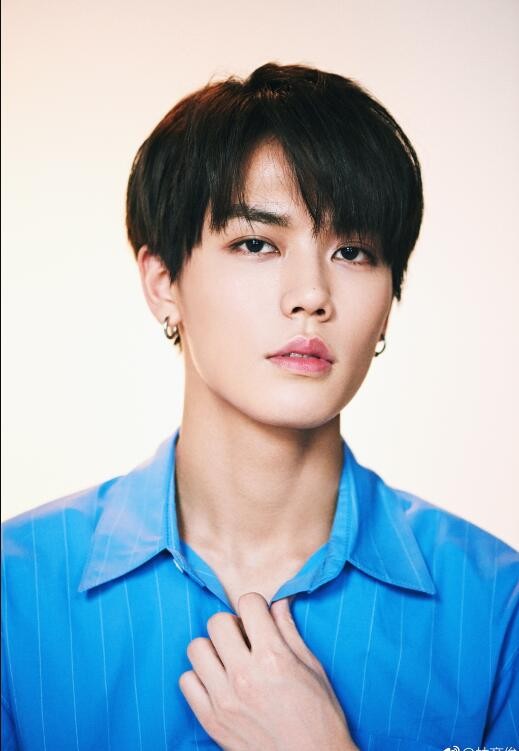 林彦俊冷峻霸气写真