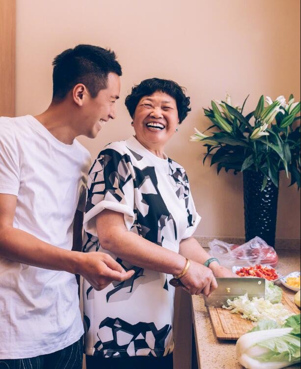何晟铭和母亲合照