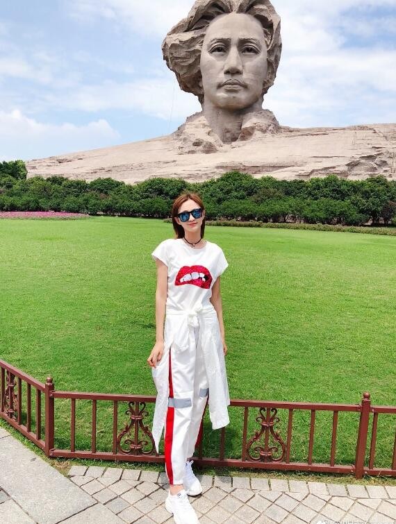 明莉户外旅行照