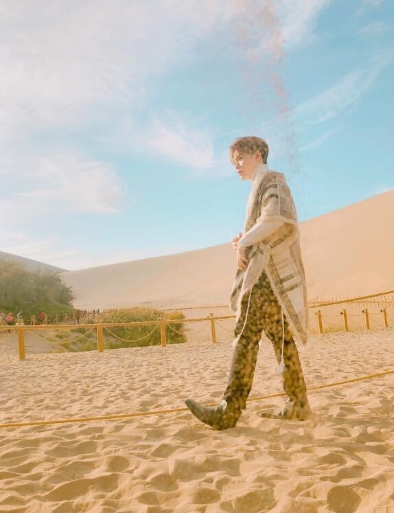 尤长靖街拍大片