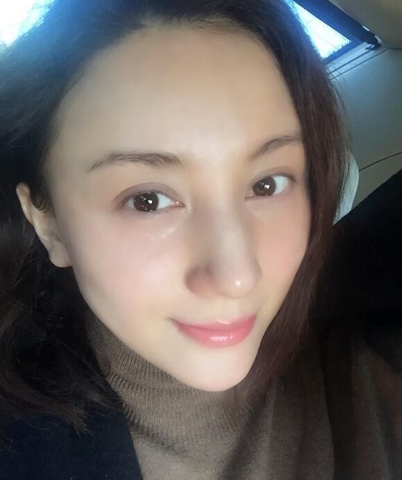 周庭伊长发照片
