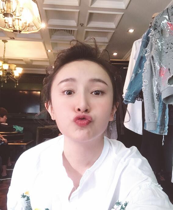 鲁佳妮嘟嘴卖萌照