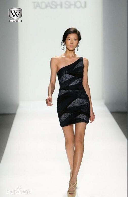 刘雯T台走秀