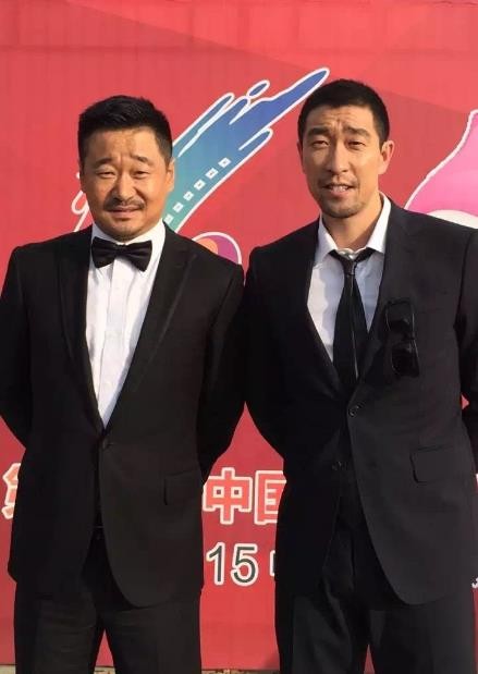 与人合照