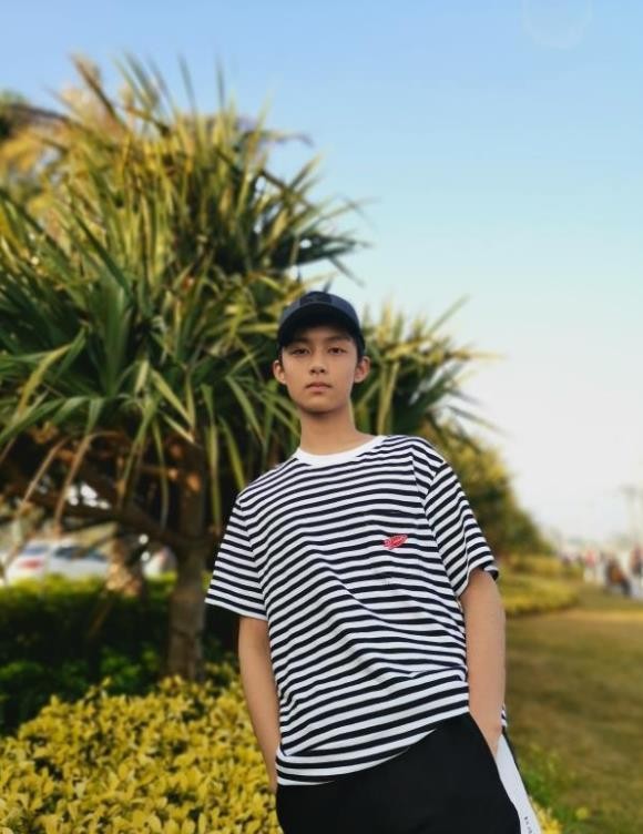 黄毅街拍写真照