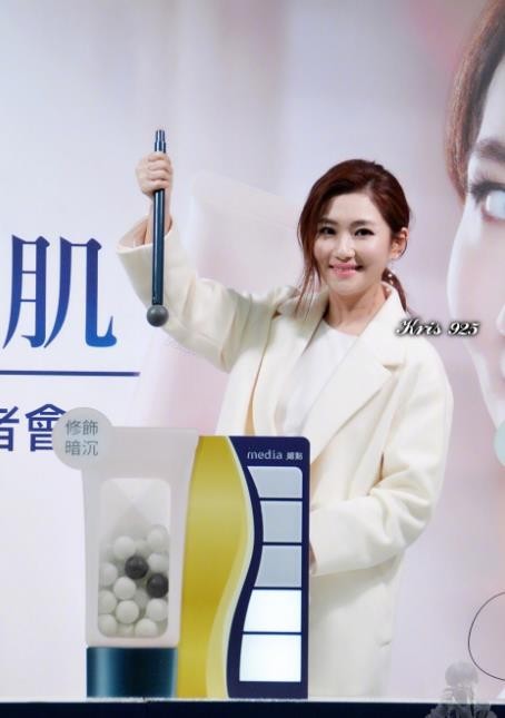 任家萱活动照