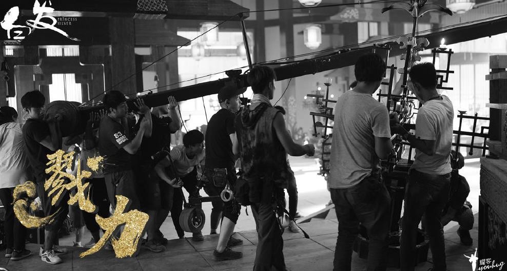 白发王妃片场照