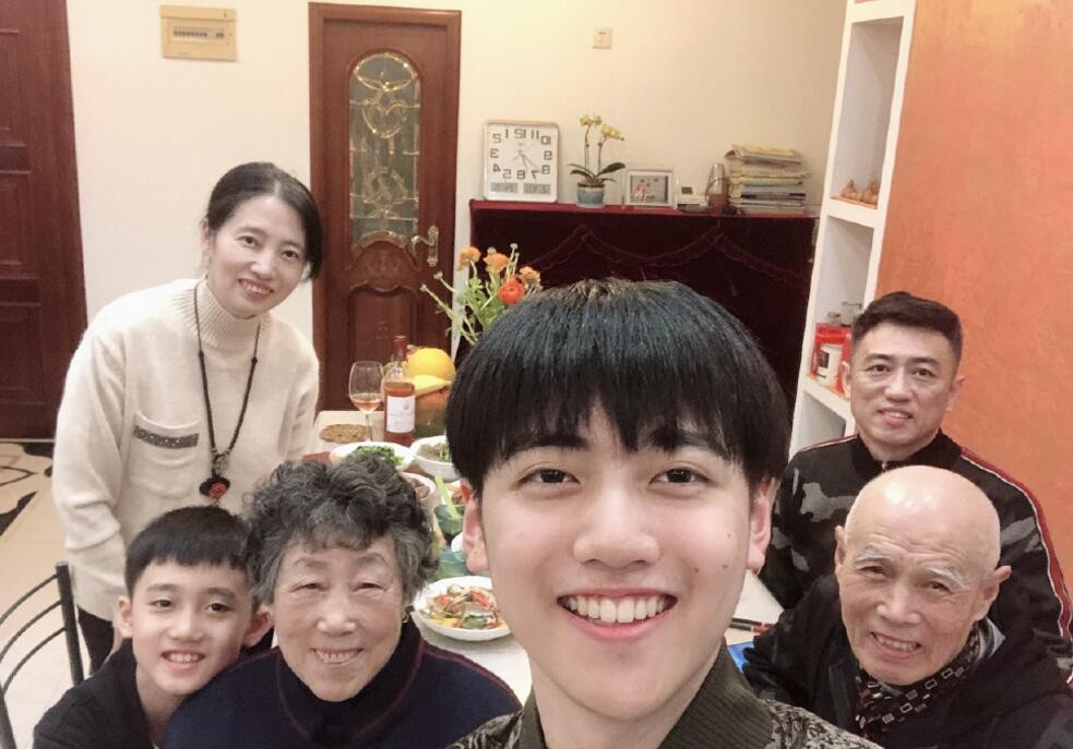 焉栩嘉个人资料简介 焉栩嘉全家福