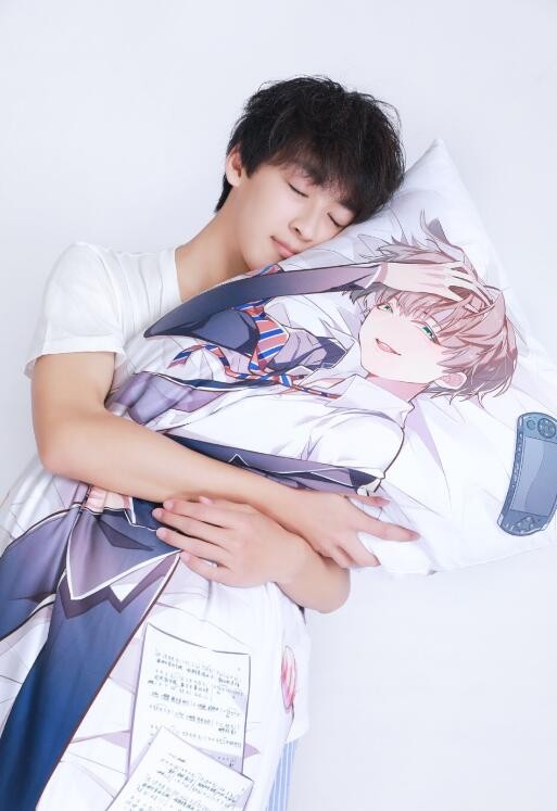 何洛洛侧颜美照