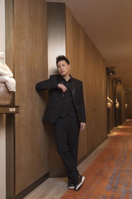 潘玮柏帅气西装照